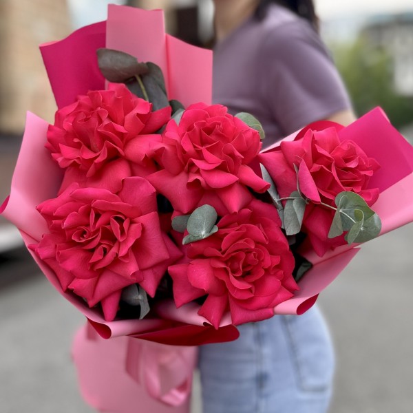 Букет из 5 пышных роз Пинк Флойд с эвкалиптом