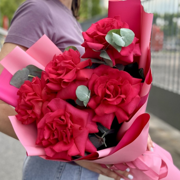 Букет из 5 пышных роз Пинк Флойд с эвкалиптом