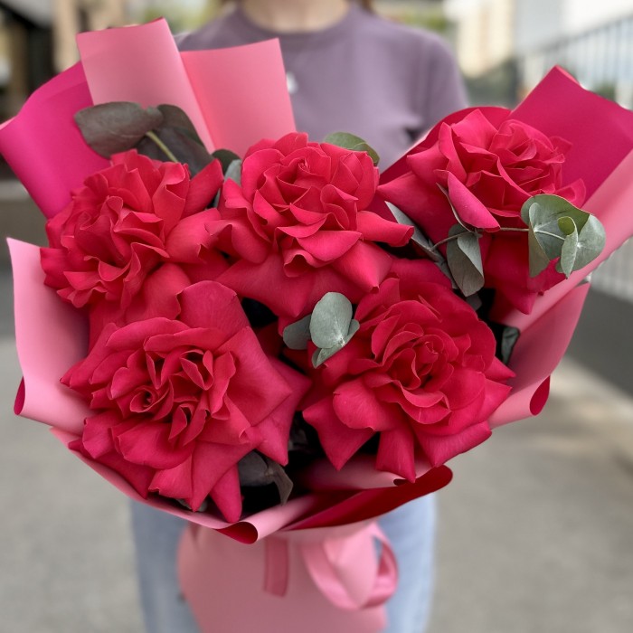 Букет из 5 пышных роз Пинк Флойд с эвкалиптом