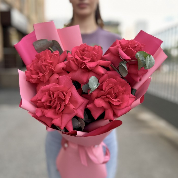 Букет из 5 пышных роз Пинк Флойд с эвкалиптом