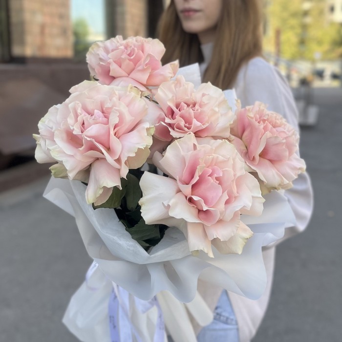 Букет из 5 пышных роз Пинк Мондиаль