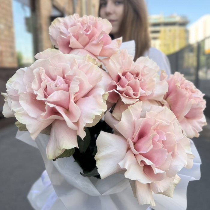 Букет из 5 пышных роз Пинк Мондиаль