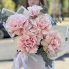 Букет из 5 пышных роз Пинк Мондиаль с эвкалиптом