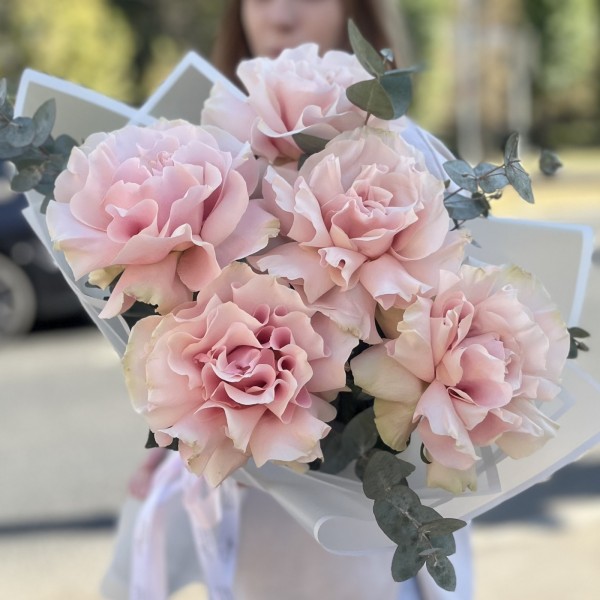 Букет из 5 пышных роз Пинк Мондиаль с эвкалиптом