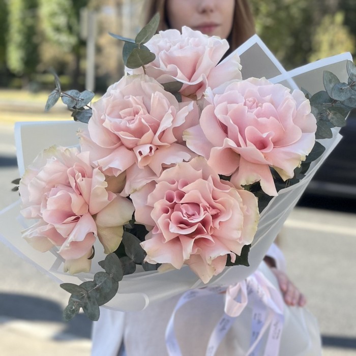 Букет из 5 пышных роз Пинк Мондиаль с эвкалиптом