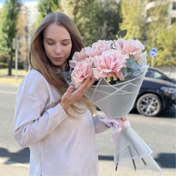 Букет из 5 пышных роз Пинк Мондиаль с эвкалиптом