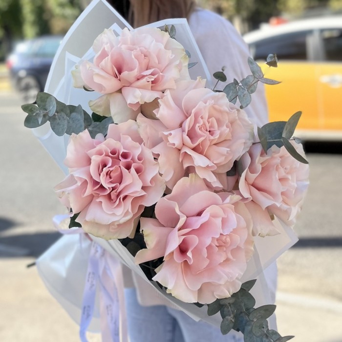 Букет из 5 пышных роз Пинк Мондиаль с эвкалиптом