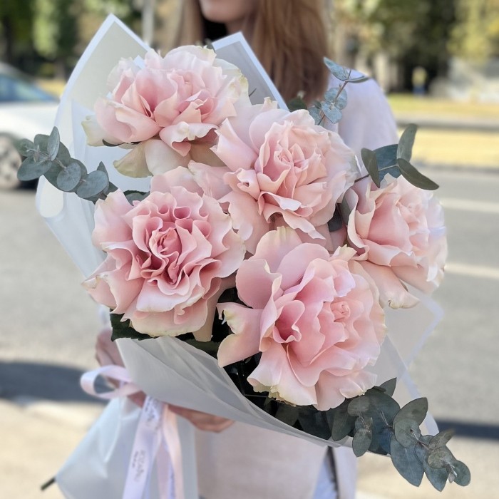 Букет из 5 пышных роз Пинк Мондиаль с эвкалиптом