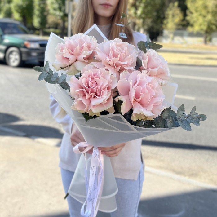 Букет из 5 пышных роз Пинк Мондиаль с эвкалиптом