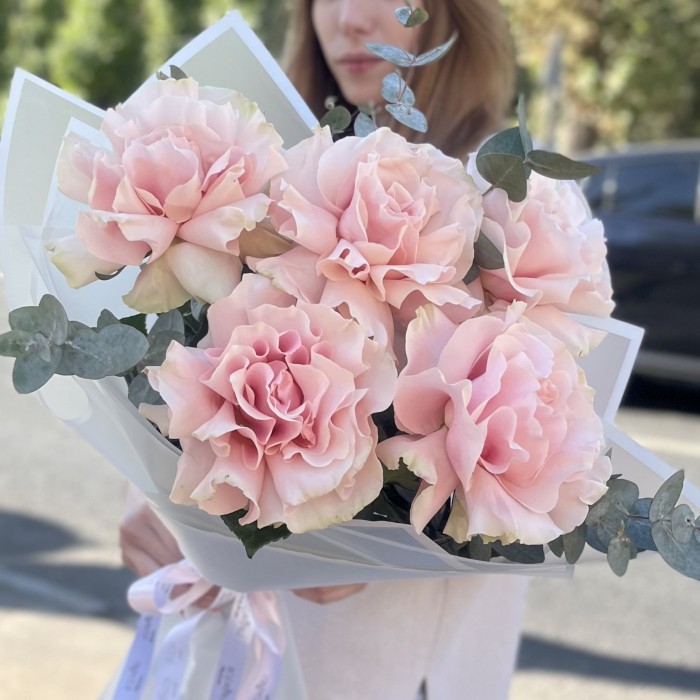 Букет из 5 пышных роз Пинк Мондиаль с эвкалиптом