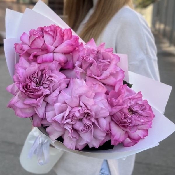 Букет из 5 пышных сиреневых роз Куинс Краун