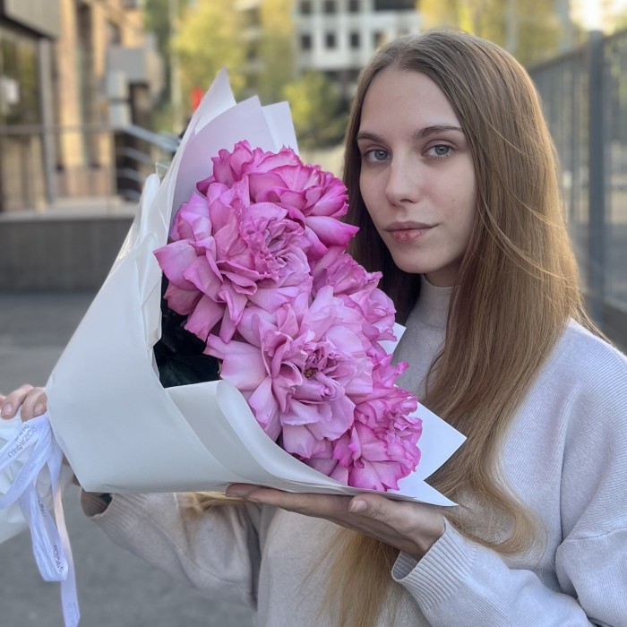 Букет из 5 пышных сиреневых роз Куинс Краун