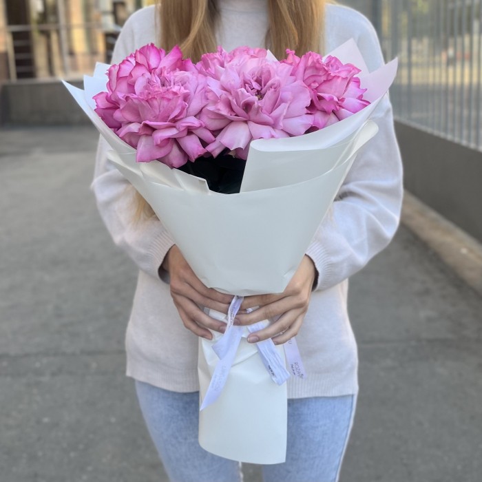 Букет из 5 пышных сиреневых роз Куинс Краун