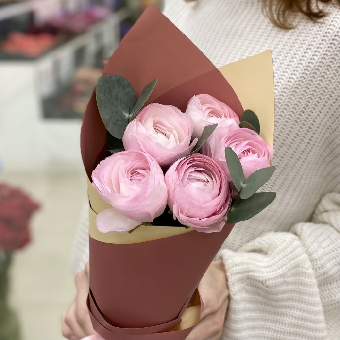 Букет из 5 розовых Ранункулюсов с эвкалиптом