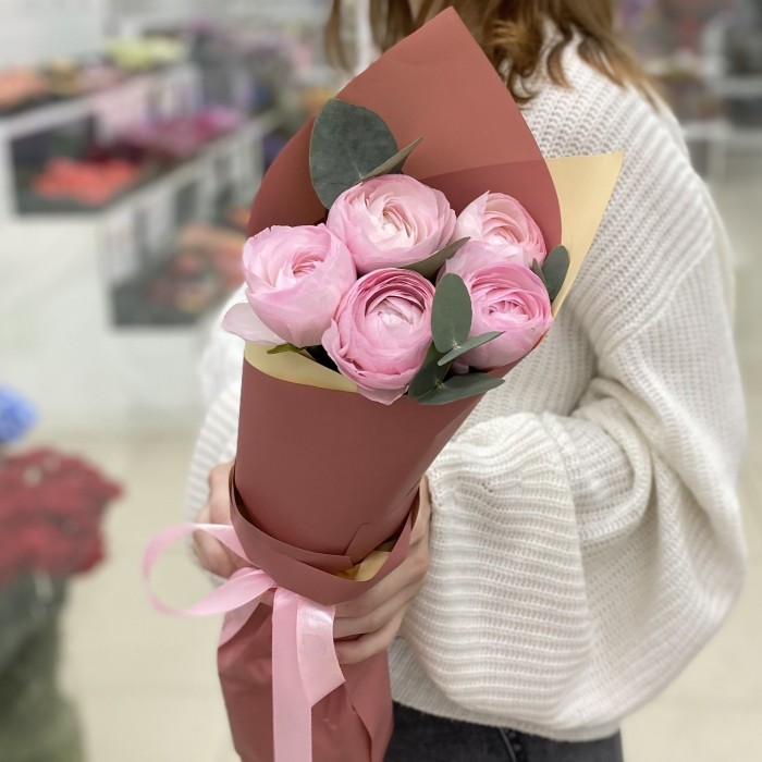 Букет из 5 розовых Ранункулюсов с эвкалиптом