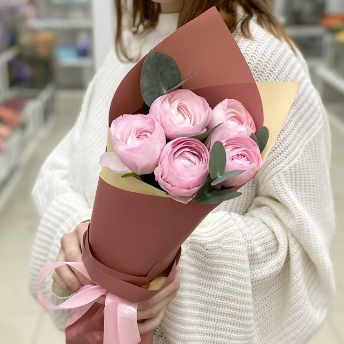 Букет из 5 розовых Ранункулюсов с эвкалиптом