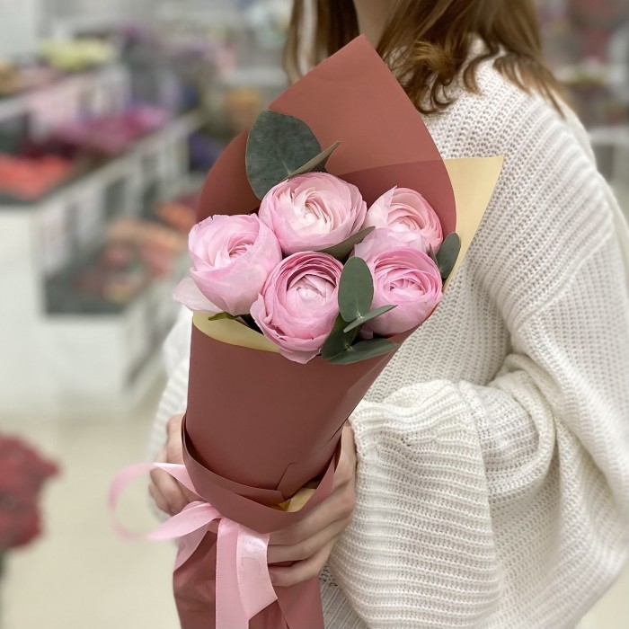 Букет из 5 розовых Ранункулюсов с эвкалиптом