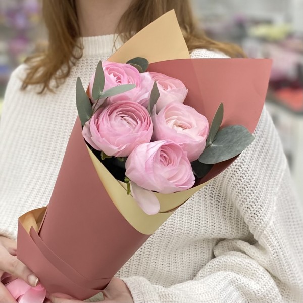 Букет из 5 розовых Ранункулюсов с эвкалиптом