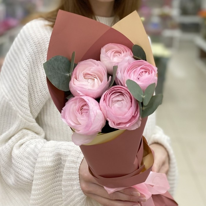 Букет из 5 розовых Ранункулюсов с эвкалиптом