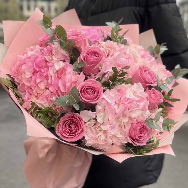 Букет из 5 розовых гортензий с розой