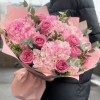 Букет из 5 розовых гортензий с розой