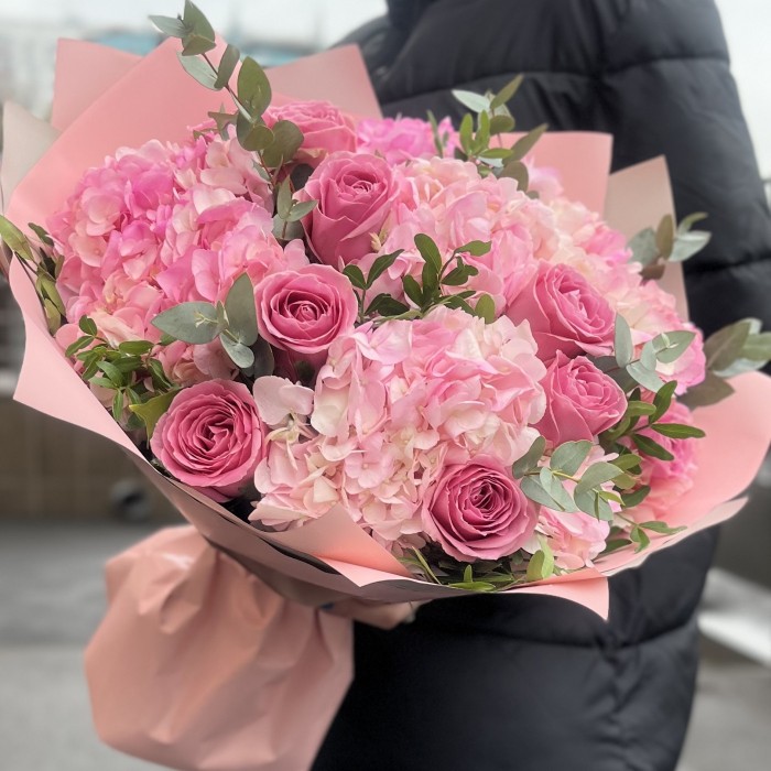 Букет из 5 розовых гортензий с розой