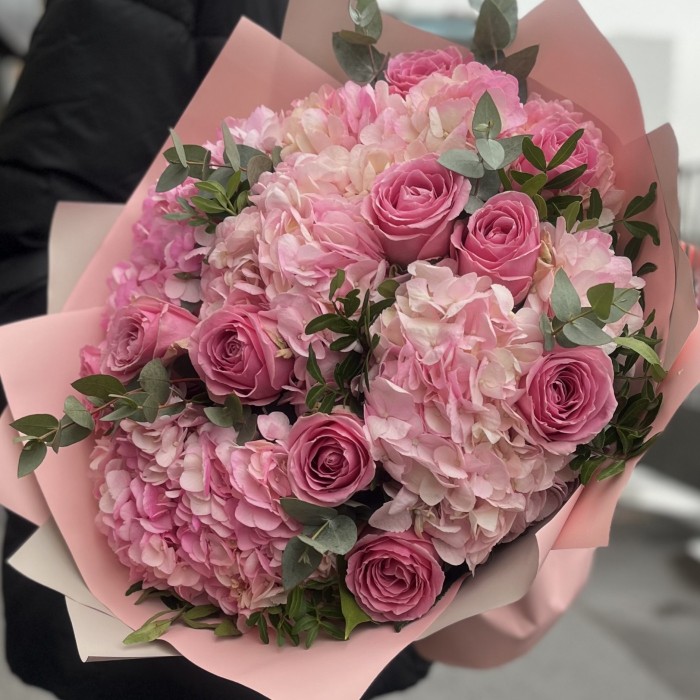 Букет из 5 розовых гортензий с розой