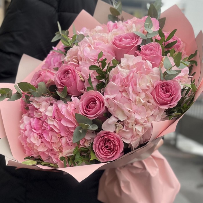Букет из 5 розовых гортензий с розой