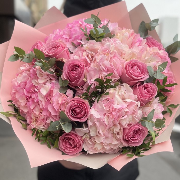 Букет из 5 розовых гортензий с розой