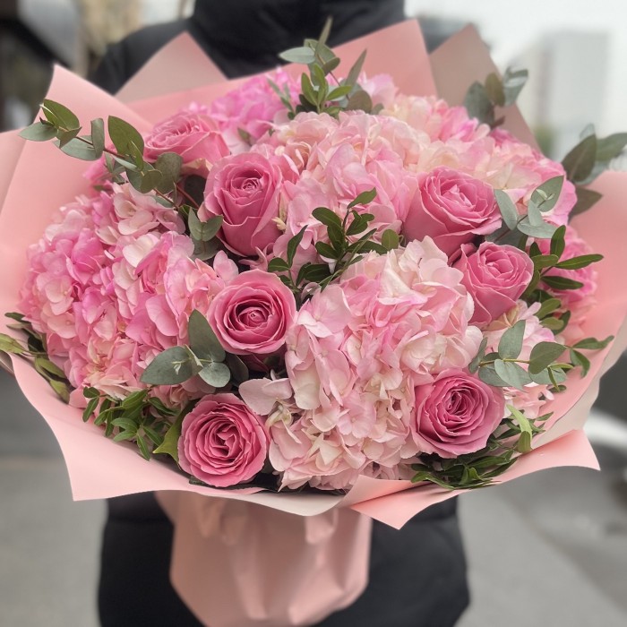 Букет из 5 розовых гортензий с розой