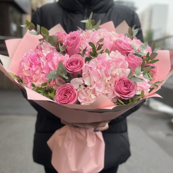 Букет из 5 розовых гортензий с розой