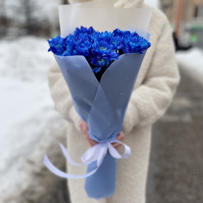 Букет из 5 синих кустовых хризантем