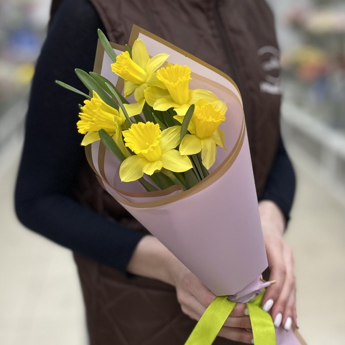 Букет из 5 желтых нарциссов