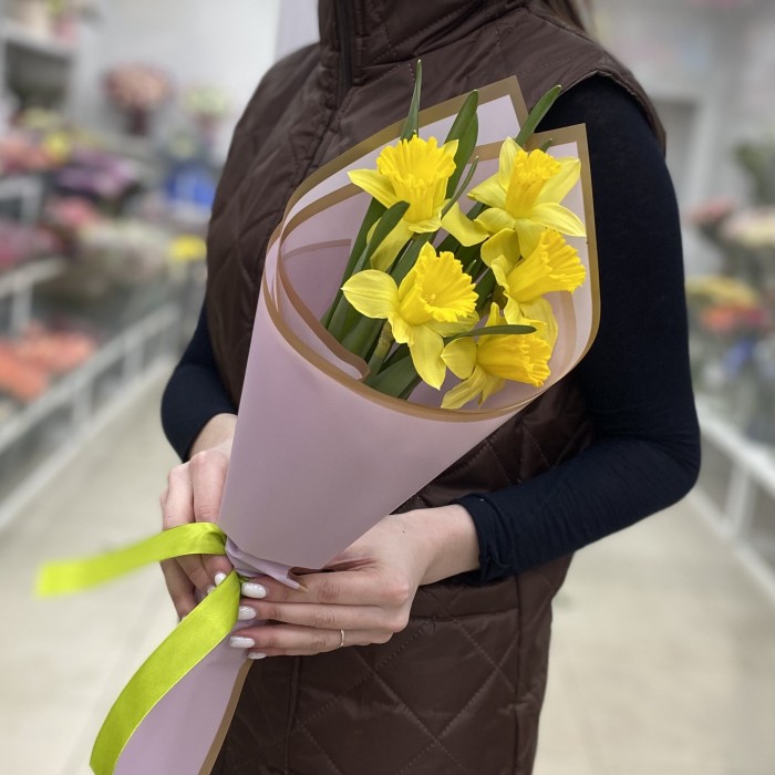 Букет из 5 желтых нарциссов