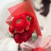 5 красных Ранункулюсов с эвкалиптом