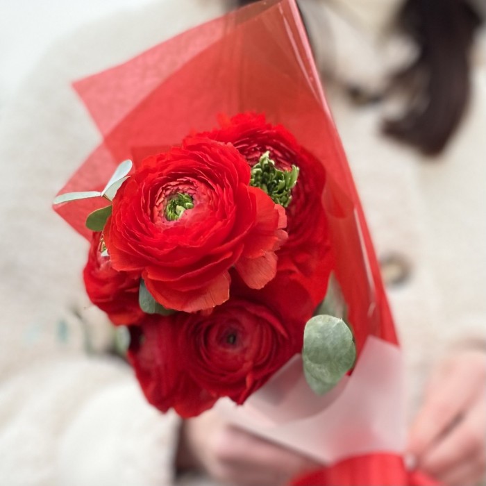 5 красных Ранункулюсов с эвкалиптом