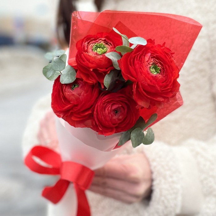 5 красных Ранункулюсов с эвкалиптом