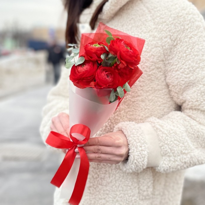 5 красных Ранункулюсов с эвкалиптом