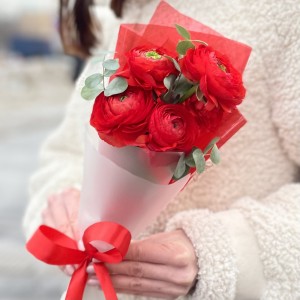 5 красных Ранункулюсов с эвкалиптом