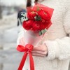5 красных Ранункулюсов с эвкалиптом