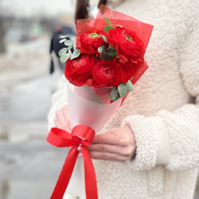 5 красных Ранункулюсов с эвкалиптом