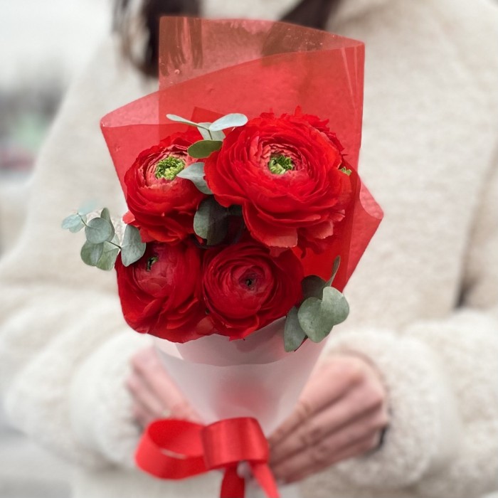 5 красных Ранункулюсов с эвкалиптом