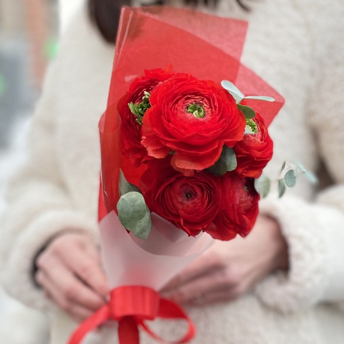 5 красных Ранункулюсов с эвкалиптом