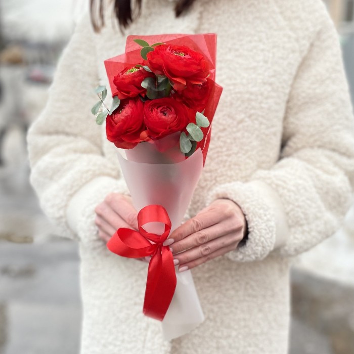 5 красных Ранункулюсов с эвкалиптом