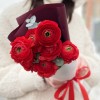 7 красных Ранункулюсов с эвкалиптом