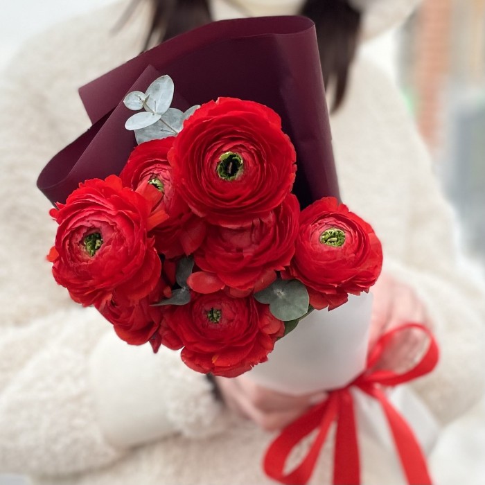 7 красных Ранункулюсов с эвкалиптом