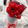 7 красных Ранункулюсов с эвкалиптом