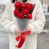 7 красных Ранункулюсов с эвкалиптом
