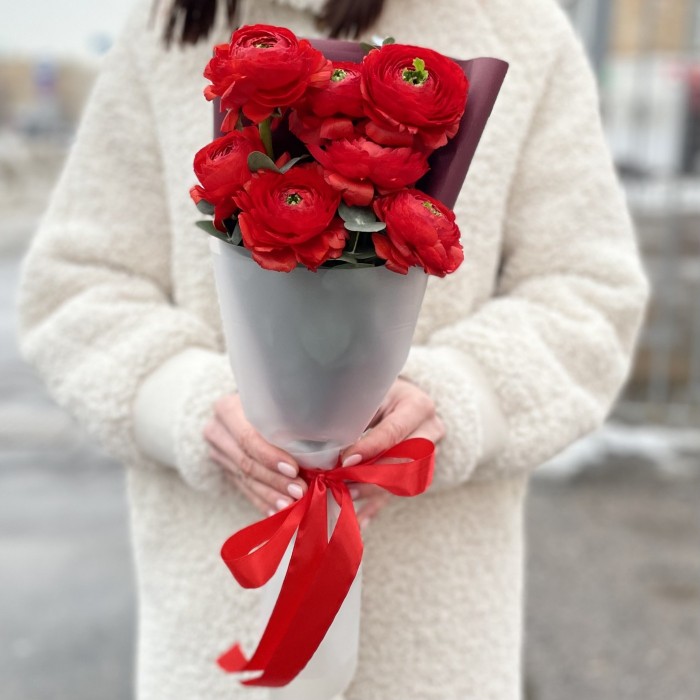 7 красных Ранункулюсов с эвкалиптом