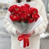 15 красных Ранункулюсов с эвкалиптом